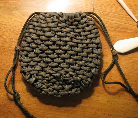 http://www.paracordist.com An awesome job and I'm thankful for the credit given! here is the first of the complete #paracord how to video series so you can make yiur own: http://youtu.be/Eh40mbLchp4 Woodlake #Bushcraft: #Paracord Pouch Paracord Pouch, Paracord Bag, Paracord Accessories, Paracord Braids, Paracord Diy, Paracord Tutorial, 550 Cord, Paracord Knots, Paracord Survival