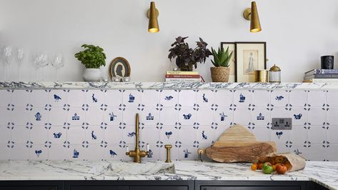 delft tile trend back in 2024 backsplash ideas Modern Kitchen Backsplash, Modern Rustic Decor, Delft Tiles, Corner Decor, Tile Trends, Animal Character, Vintage Tile, Unique Bathroom, Backsplash Ideas