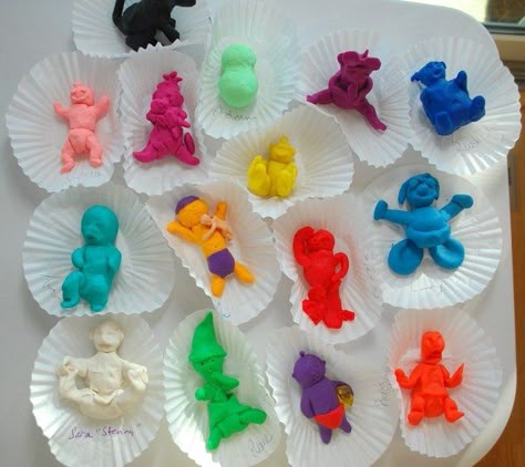 Playdough Babies | 30 Baby Shower Games That Are Actually Fun http://www.buzzfeed.com/pippa/fun-baby-shower-games?bffbdiy Play Doh Baby, Baby Shower Games For Large Groups, Baby Shower Punch, Fiesta Shower, Funny Baby Shower Games, Boy Baby Shower Ideas, Creative Baby Shower, Fun Baby Shower Games, Cool Baby