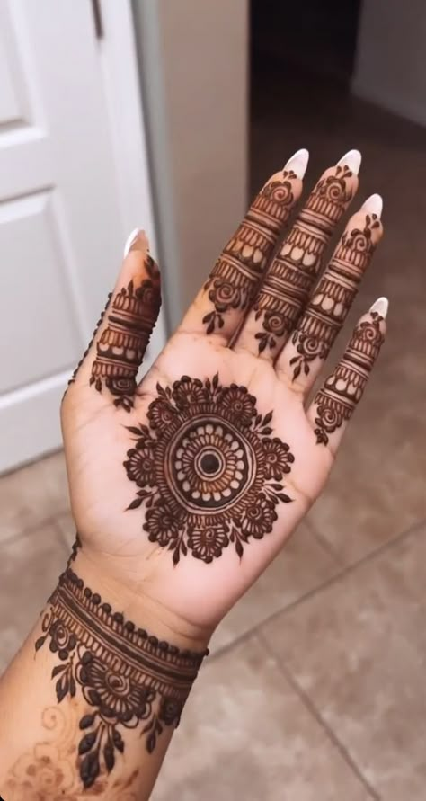 Mehndi Designs Finger, Henna Hand Designs, Mehendi Simple, Beautiful Simple Mehndi Design, Palm Mehndi Design, Front Mehndi Design, Simple Mehendi, Simple Mehendi Designs, Tattoo Designs Hand