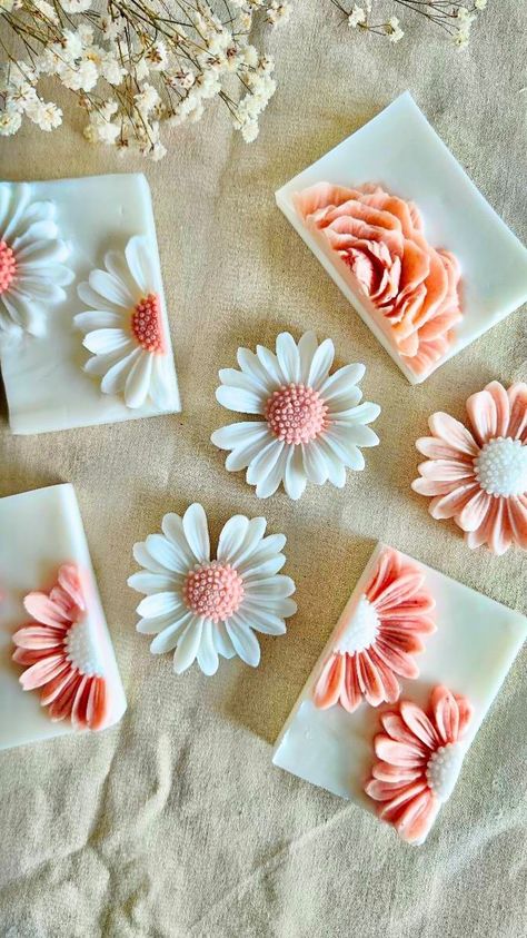 Studio Moyo | Love how the colour of the peony turned out🤍 . . . #soap #soapmaking #floralsoap #peonysoap | Instagram Summer Soap Ideas, Elegant Cakesicles, Summer Soap, Easy Soap Recipes, Fancy Soap, Floral Soap, Wax Tablet, Diy Candles Scented, Soap Craft