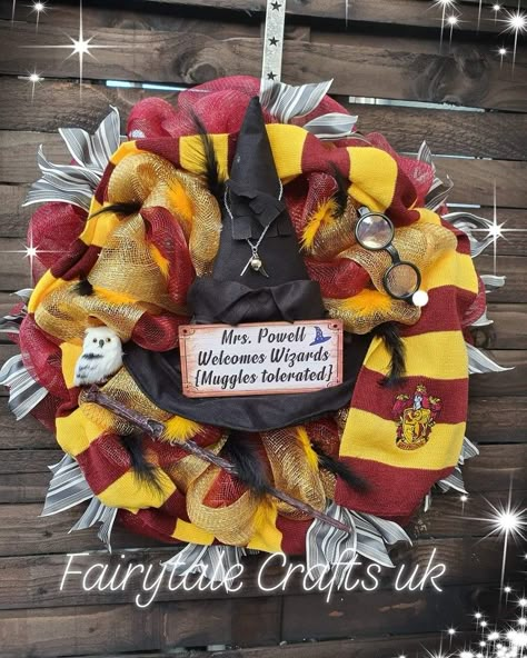 Harry Potter Wreath Halloween, Harry Potter Wreath Ideas, Harry Potter Christmas Wreath, Harry Potter Wreath Diy, Harry Potter Wreath, Fairytale Crafts, Harry Potter Xmas, Harry Potter Tree, Hp Christmas