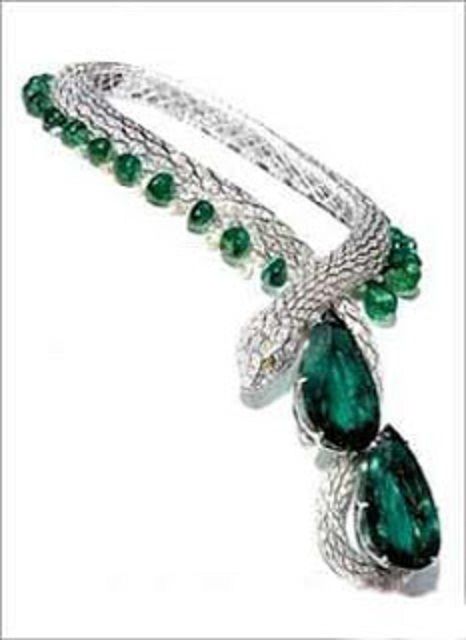 Derier Jewelry Brand Story Cartier Emerald, High Fashion Jewelry, Fancy Jewellery Designs, Expensive Jewelry Luxury, Snake Necklace, Cartier Jewelry, Classy Jewelry, Emerald Necklace, Fancy Jewellery