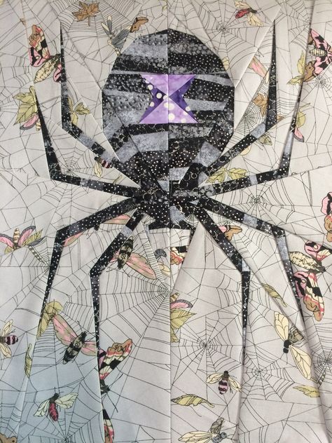 Gigantic spider for the Hallowedding quilt. Pattern by Flying Parrot Quilts Spider Man Quilt, Spider Quilt Pattern, Quilt Patterns Halloween, Raven Quilt Pattern, Coffin Quilt Pattern, Coffin Quilt, Spider Quilt, Bat Quilt, Flying Parrot