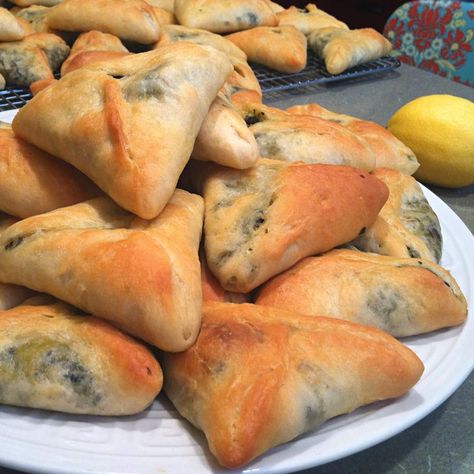 Lebanese Spinach, Arabic Kitchen, Spinach Pies, Arabisk Mad, East Recipes, Veggie Recipe, Middle East Food, Syrian Food, Middle East Recipes