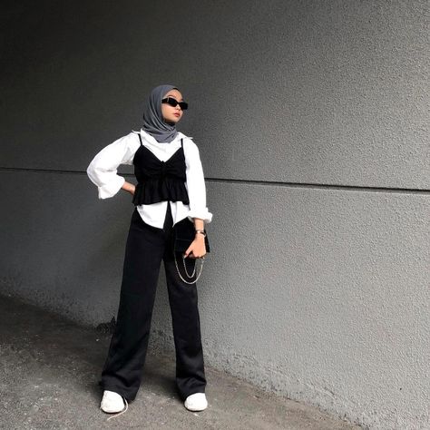 Black And White Outfits Hijab, Black And White Hijab Outfit, Grey Hijab Outfit, Hijab Fashion Aesthetic, White Hijab Outfit, Hijabi Street Style, Aesthetic Hijabi Outfits, Grey Hijab, Aesthetic Hijabi