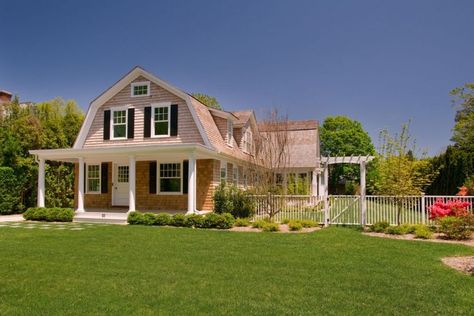 End of the gambrel roof serves as front of the home. Dormers are different styles including sloped and gable. Barn House Ideas, Gambrel House, Types Of Roof, Gambrel Barn, Gambrel Style, Normal House, Usa House, Gambrel Roof, Mansard Roof