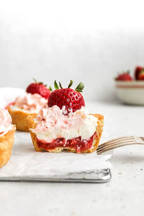 Baked Tart Recipes, Strawberry Cheese Tart, Strawberry Cheesecake Tarts, Strawberry Tart Filling, Shortbread Tarts Mini, Tartlet Filling Ideas, Strawberry Tarts Mini, Mini Tarts Dessert, Strawberry Desserts Easy