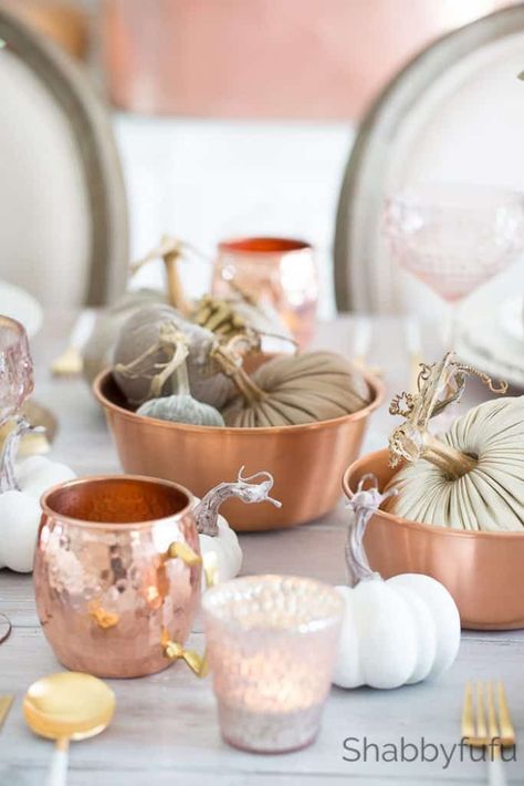 Learn how to create a Fall table setting with copper and ideas for incorporating metallics in your autumn decorating and entertaining. #falldecor #falldecorating #autmndecorating #metallics #copperhome #metallichomeideas #copper #tablesettings #tabledecor Metallic Pumpkins, Diy Fall Ideas, Simple Thanksgiving Table, Fall Table Setting, Holiday Decor Thanksgiving, Fall Table Centerpieces, Metal Pumpkins, Diy Farmhouse Table, Copper Mugs