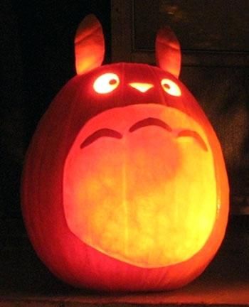 Totoro jack-o'-lantern Glow Pumpkin, Cute Pumpkin Carving, Dekorasi Halloween, Pumkin Carving, Halloween Pumpkin Carving Stencils, Creative Pumpkin Carving, Pumpkin Carving Designs, Labu Halloween, Halloween Pumpkin Designs