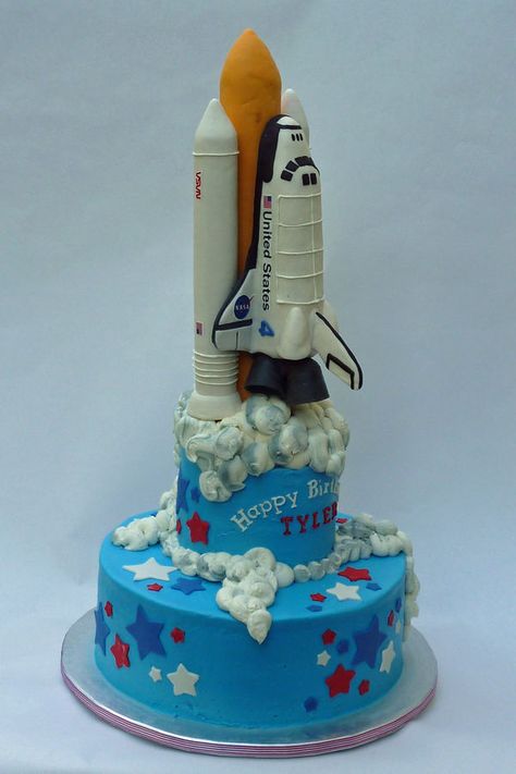 Space Shuttle cake Rocket Cake, 4de Verjaardag, Galaxy Cake, Cupcakes Decorados, Space Birthday Party, Games Kids, Space Birthday, Rocket Ship, Boy Birthday Cake