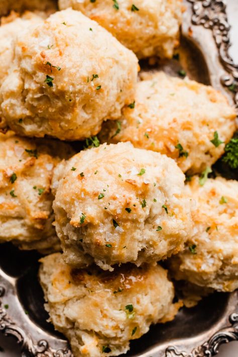 Easy Drop Biscuits, Easy Holiday Side Dishes, Easy Easter Recipes, Easy Rolls, Cheddar Biscuits, Drop Biscuits, Biscuits Easy, Buttery Biscuits, Fluffy Texture