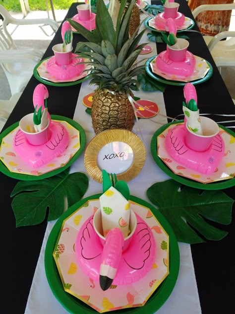 Flamingle Birthday Party Ideas, Flamingo Pool Party Decoration, Flamingo Party Table Decor, Flamingo Brunch, Hawaii Birthday Party, Flamingo Pool Party, Flamingo Party Decor, Flamingo Pool Parties, Caribbean Party