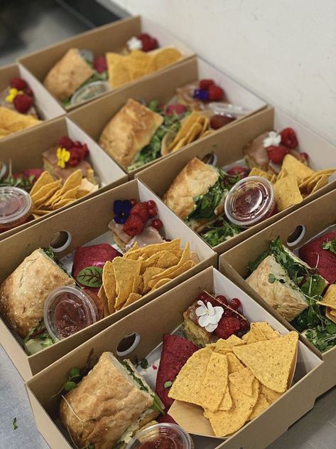 Catered Lunch Box Ideas, Box Lunches Catering, Box Lunch Ideas Catering Food, Coffee Break Catering, Boxed Lunch Catering, Sandwich Boxes, Lunch Cafe, Christmas Pastries, Salad Box