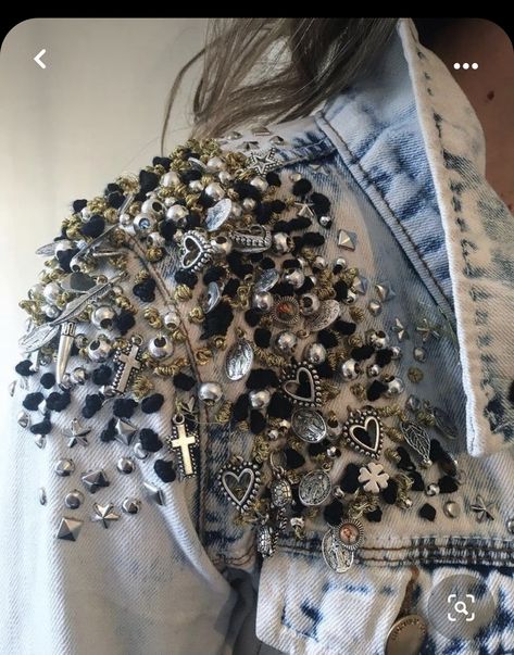 Diy Denim Jacket, Embellished Denim Jacket, Look Jean, Denim Art, Diy Jacket, Diy Vetement, Custom Jeans, Denim Ideas, Denim Diy