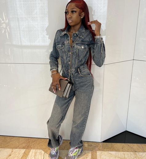 Denim Outfit With Sneakers, Blue Jean One Piece Outfit, Trendy Fitted Denim Jumpsuit With Long Sleeves, Denim One Piece Jumpsuit, Denim Jacket Outfit Black Women, Denim Jumpsuit Black Women, Fitted Denim Jumpsuit For Spring Streetwear, Jean Jumper Outfit Denim, Black Denim Jumpsuit Outfit