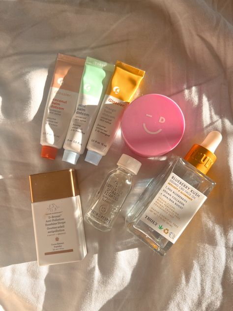 Skincare Aesthetic Preppy, Preppy Self Care Products, Preppy Skincare Photos, Aesthetic Skin Care Photos, Preppy Self Care, Preppy Makeup Products, Skin Care Preppy, Preppy Skin Care, Truly Aesthetic