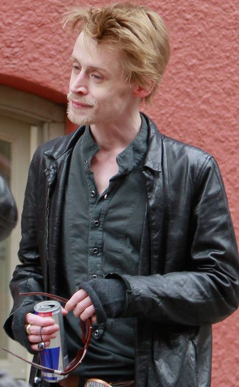 Macaulay Culkin Net Worth: Career & Lifestyle [2022 Update]