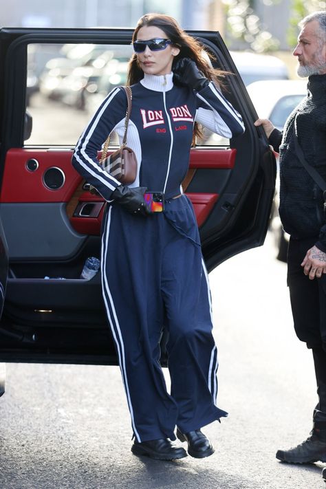 Bella Hadid Sweatpants, Bella Hadid Street Style 2023, Bella Hadid Outfits 2023, Bella Hadid Style Winter, Bella Hadid 2023, Bloke Core Outfits Woman, Bella Hadid Airport, Bloquette Core Outfit, Bella Hadid Outfits Street Style