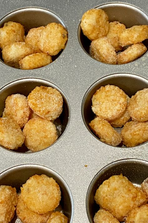 Tater Tot Loaded Potatoes, Tator Tot Breakfast Cups, Tater Tot Muffin Cups, Appetizer Recipes Tater Tots, Twice Baked Tater Tots, Tator Tot Recipes Appetizers Snacks, Tater Tots Pizza, Small Cup Appetizers, Tator Tot Jalapeno Popper