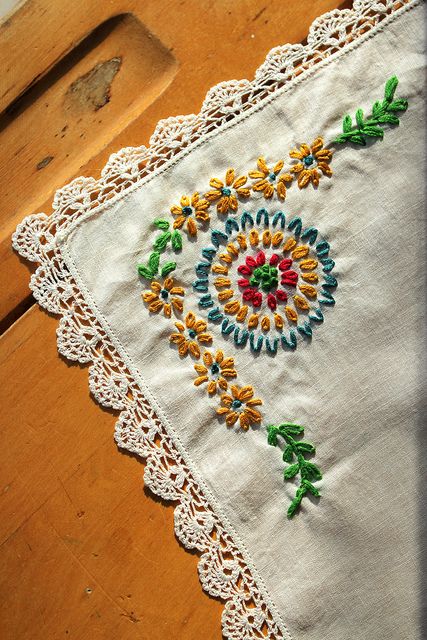 Lazy Daisy Stitch, Pola Kristik, 자수 디자인, Vintage Embroidery, Satin Stitch, Crochet Edging, Embroidery Inspiration, Embroidery Tutorials, Ribbon Embroidery