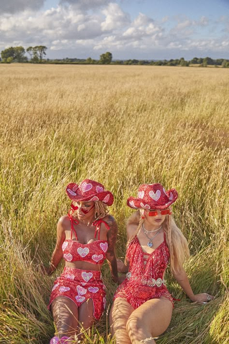 Cupids outfit, with love heart sequin hat! Look Da Festival, Traje Cowgirl, Hslot Outfits, Harry Styles Concert Outfit, Hslot Outfit Ideas, Hslot Outfit, Halloween Costumes 2022, Love On Tour Outfits, Sequin Hat