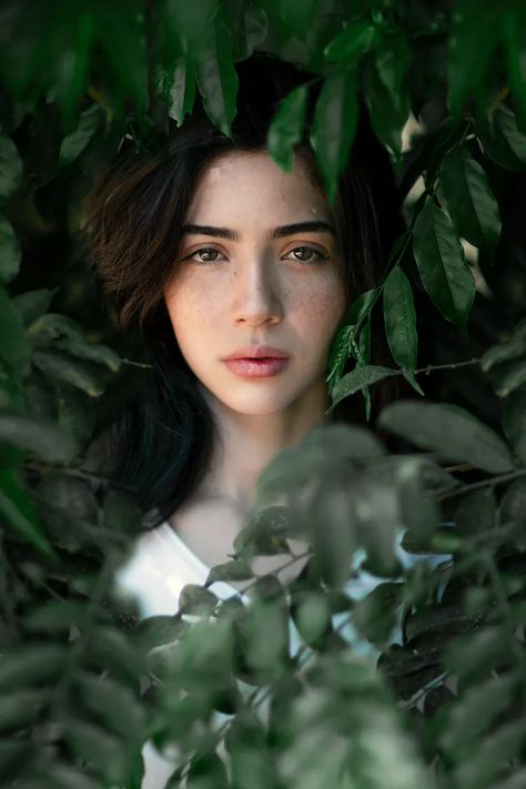 Outside Portrait Photography, Forest Portrait Photography, Portrait Photo Original, Forest Portrait, Outdoor Portrait Photography, Pose Portrait, Nature Photoshoot, Pose Fotografi, Face Portrait