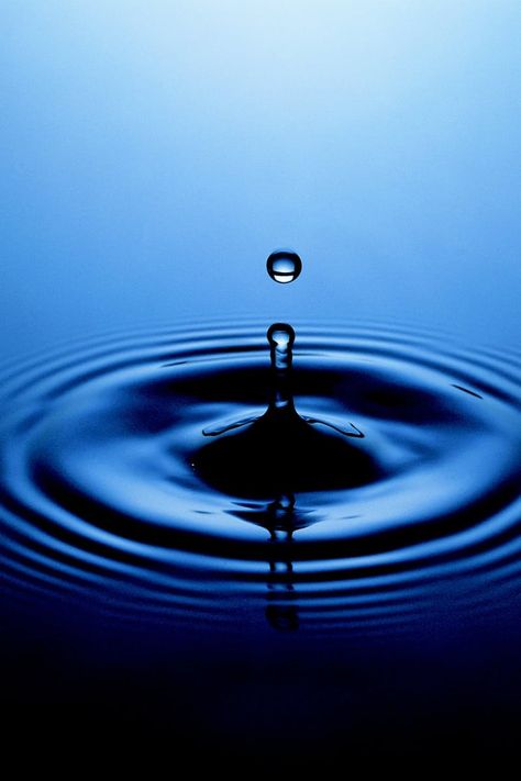 Blue Water The Ripple Effect, Water Photos, Calming Pictures, Tea Wallpaper, Drop Water, Qhd Wallpaper, Amoled Wallpapers, Galaxy Wallpaper Iphone, Water Aesthetic