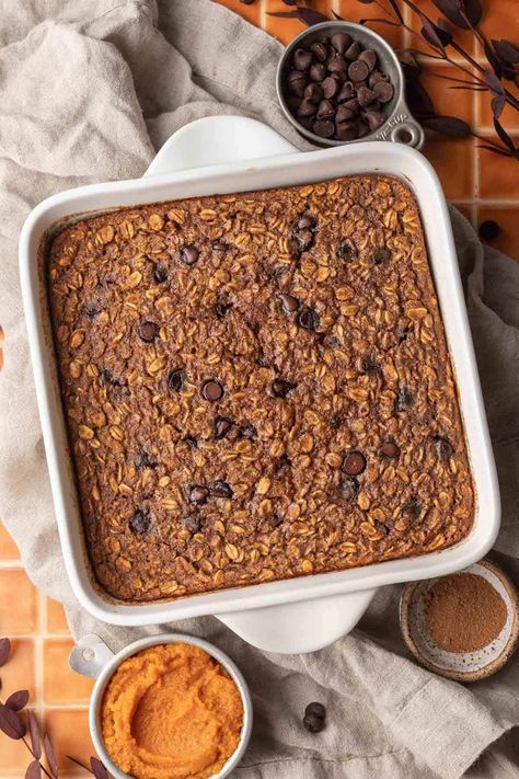 Enjoy the pumpkin recipe of your dreams with this Pumpkin Baked Oatmeal. Perfectly delicious and seasonally festive, this dish is perfect to enjoy as a breakfast, dessert, or mid-afternoon bite. Pumpkin Baked Oats, Pumpkin Baked Oatmeal, Blondie Recipes, Pumpkin Pie Oatmeal, No Bake Pumpkin Pie, Easy Oatmeal, Baked Oatmeal Recipes, Pumpkin Desserts, Baking Inspiration