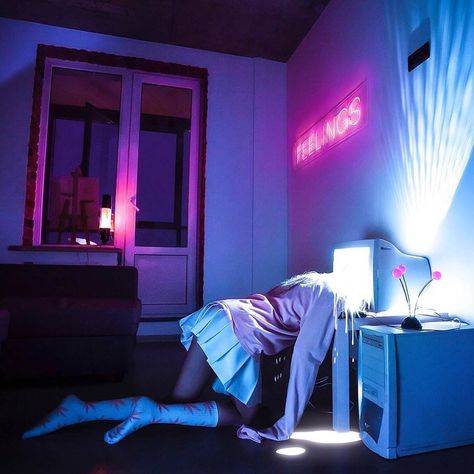 37 Pics and memes to improve your mood. Shooting Pose, Henry Moore, New Retro Wave, Louise Bourgeois, Neon Aesthetic, A Tv, On The Floor, Modern Technology, Moleskine