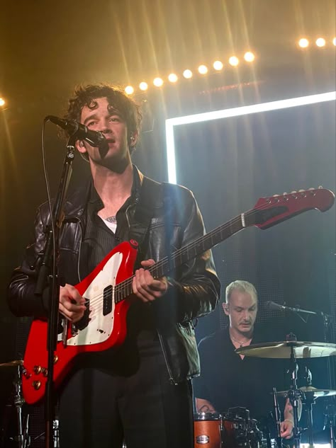 Matty Healy Red Guitar, 1975 Aesthetic, Ratty Healy, E Guitar, Matthew Healy, Red Guitar, Oasis Band, Matt Healy, Ryan Ross