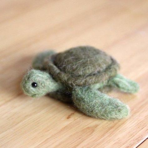 Russian Animals, Felt Turtle, Tovad Ull, Needle Painting, Needle Felted Cat, Needle Felting Diy, Felting Ideas, Felted Wool Crafts, Wool Needle Felting