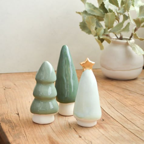 Easy Christmas Ceramics, Clay Holiday Crafts, Easy Clay Ideas Christmas, Christmas Ceramics Decorations, Christmas Tree Ceramic Decoration, Air Dry Clay Christmas Decor, Modelling Clay Christmas Decorations, Ceramics Christmas Decorations, Air Dry Clay Ideas Christmas Decorations