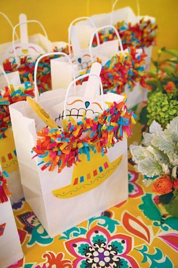 Te dejamos unas practicas ideas para hacer un cotillon para fiestas infantiles y es que siempre estaremos en apuro a la hora de crear estas sorpresas Fiesta Theme Goodie Bags, Mexican Candy Bags Ideas, Fiesta Goodie Bags, Decorated Bag, Pink Boa, Mexican Party Favors, Paper Fringe, Mexico Party, Taco Twosday