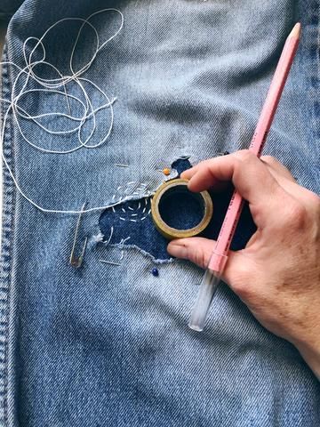 Visible Mending Denim Repair Projects Artisanats Denim, Boro Stitching, Denim Repair, Mending Clothes, Make Do And Mend, Sashiko Embroidery, Sew Ins, Visible Mending, Japanese Embroidery