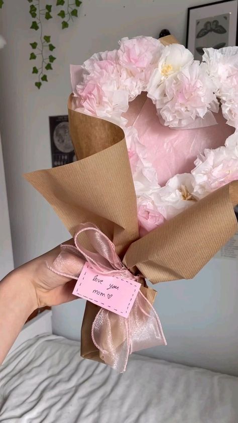 diy gift ideas handmade gifts for boyfriend craft ideas handmade gifts cute gifts Paper Flower Bouquet Diy, Hadiah Diy, Diy Bouquet Wrap, Handmade Gifts For Boyfriend, Diy Birthday Gifts For Friends, Flower Bouquet Diy, Diy Gift Set, Pinterest Diy Crafts, Easy Paper Crafts Diy