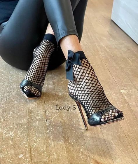 Socks With Heels, Heels And Socks, Lace Ankle Socks, Slip On Slippers, Look Legging, Stockings Heels, Nylons Heels, Stockings Legs, Stunning Shoes