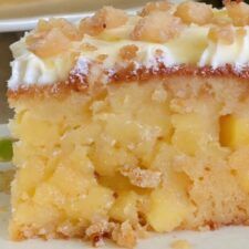 Pineapple Cake Recipe, Pineapple Desserts, Coconut Frosting, Warm Cake, Crunchy Pecans, Pineapple Cake, Piece Of Cake, Moist Cakes, Toasted Coconut