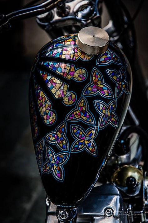 Motorcycle Art Painting, Harley Davidson Images, Custom Motorcycle Paint Jobs, Paint Bike, Kustom Paint, Bike Tank, Custom Paint Motorcycle, Tank Art, Motorcycle Paint Jobs