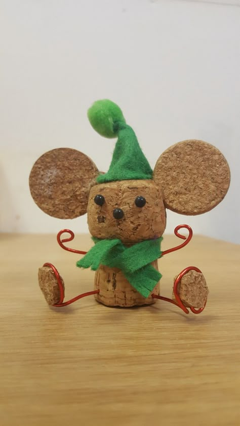 Cork Mouse Xmas Mouse, Cork Animals, Upcycle Christmas, Easy Christmas Crafts For Kids, Wine Cork Crafts Christmas, Santa Mouse, Wine Cork Christmas Tree, Cork Crafts Christmas, Wine Cork Diy Crafts