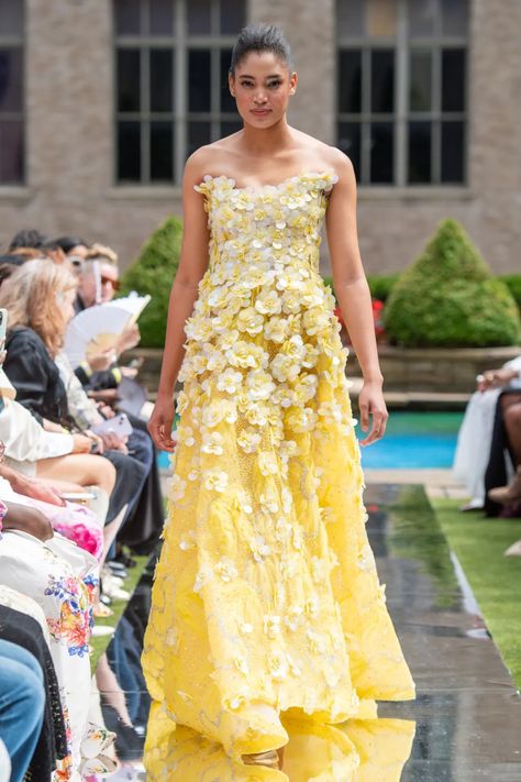 Esé Azénabor Spring 2025 Ready-to-Wear Runway, Fashion Show & Collection Review [PHOTOS] Spring Fashion Show, Summer 2025, Spring 2025, Show Collection, Breezy Dress, To Wear, Floral Fashion, September 2024, Fashion Show Collection