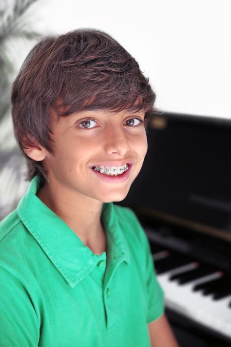 When Is Too Early to Put Your Kid in Braces? Braces Friendly Recipes, Different Types Of Braces, Fall Reading List, Types Of Braces, Dental Advertising, Kids Braces, Clear Braces, Dental Braces, Perfect Teeth