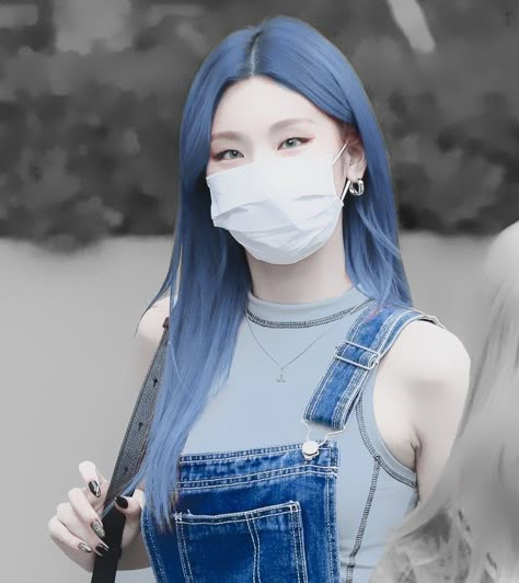 Jennie Blue Hair, Yeji Blue Icon, Yeji Blue, Yeji Gf Material, Pfp And Banner, Genshin Impact Anime, Yeji Icons, Kazuha Le Sserafim, Sakura Le Sserafim