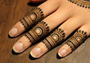 Simple Mehndi designs are unique and give a modern twist to the traditional heena art. The designs can be abstract or simple finger ones, and there are so many different ways to create them. Fingers Henna, Finger Mehndi Style, Finger Mehendi Designs, Henne Tattoo, Finger Mehndi, Inai Pengantin, Bridal Nails Designs, Tato Henna, Finger Henna Designs