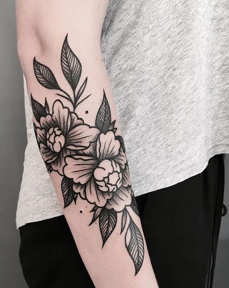 Quarter Sleeve Tattoos For Women, Black Flower Tattoo, Quarter Sleeve Tattoo, Freckle Tattoo, Black Flowers Tattoo, Unique Half Sleeve Tattoos, Half Sleeve Tattoos Forearm, Boys With Tattoos, Quarter Sleeve Tattoos