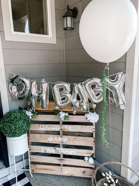 Baby Shower Pallet Ideas, Pallet Baby Shower Decor, Diy Baby Shower Sign, Outdoor Baby Shower Ideas, Rustic Baby Shower Ideas, Cow Baby Shower Theme, Cricut Baby Shower, Picnic Baby Showers, Backyard Baby Showers