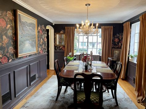 Victorian Dining Room Lighting, Dark Vintage Dining Room, Modern Victorian Decor Dining Room, Dark Trim Dining Room, Dining Room Design Moody, Moody Victorian Dining Room, Moody Traditional Dining Room, Romantic Dining Room Ideas, Dark Academia Aesthetic Dining Room