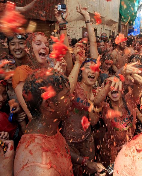 Annual #Tomatina Festival in #Spain #Buñol #Valencia Tomatina Festival, La Tomatina Festival, Spanish Festivals, La Tomatina, Spain Photos, Dear Zindagi, Ocean Travel, Spanish Towns, Ancient Indian Architecture