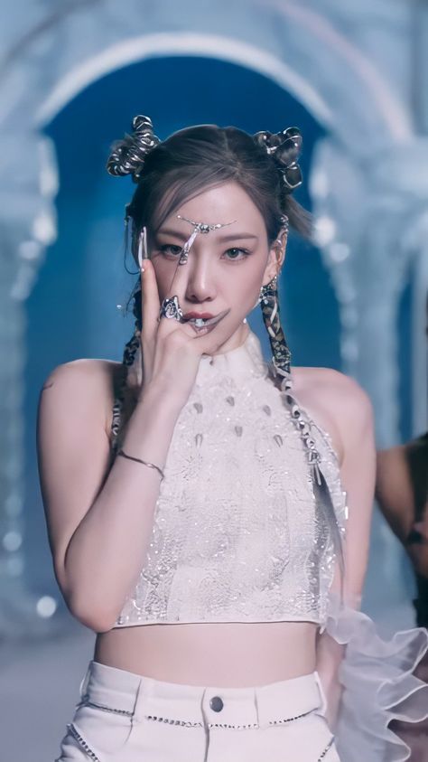 Zodiac Photoshoot, Beloved Enemy, Invu Taeyeon, Pop Hairstyles, Taeyeon Invu, Girls' Generation Taeyeon, Festival Inspo, Kim Taeyeon, Glossier Look