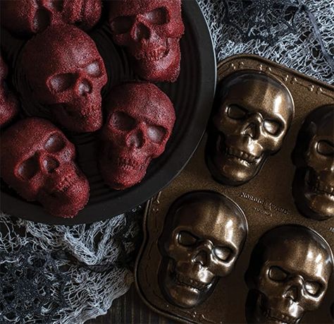 Haloween Cakes, Skull Cake Pan, Scary Halloween Food, Postres Halloween, Skull Cake, Skull Mold, Pizza Cake, Halloween Baking, Spooky Treats